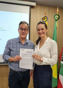 Assinatura de protocolo de intenções Ricardo S. De Farias e Thaisa Nascimento Corrêa assinam protocolo de intenções para Acordo de Cooperação Técnica entre BRDE e ACII.